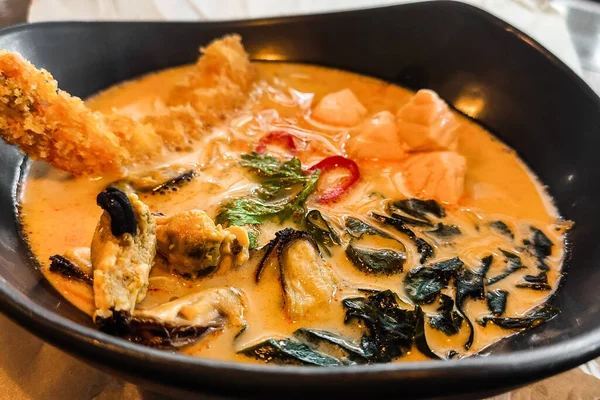 Ταϊλανδέζικη Σούπα Τομ Γιαμ Πιάτο Θαλασσινά Φύκια Κοντά — Φωτογραφία Αρχείου