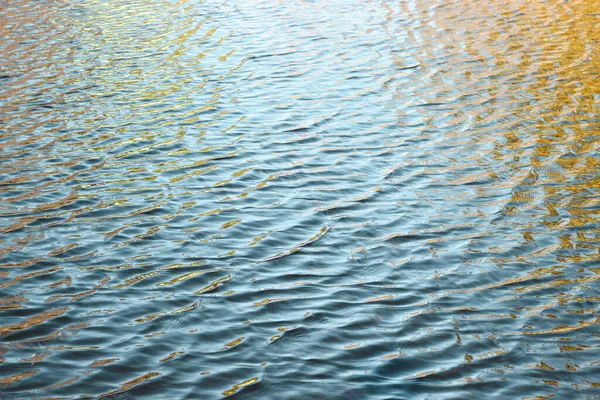 川の表面の質感太陽の下で輝く波 — ストック写真