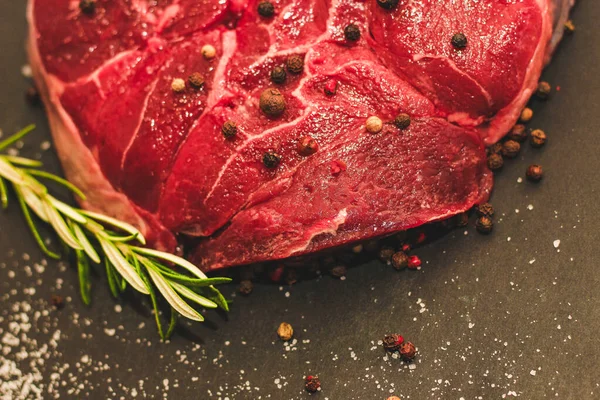 Frisches Stück Fleisch Großes Rindersteak Auf Knochen Ossobuco Mit Pfeffer — Stockfoto