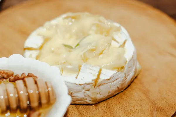 Baguete Branca Com Azeite Queijo Camembert Assado Mesa — Fotografia de Stock