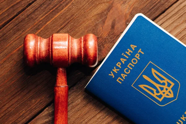 Oekraïens Paspoort Met Een Hamer Van Een Rechter Een Houten — Stockfoto
