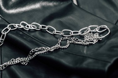 Siyah desenli zincir Eko yumuşak deri, şık ceket.