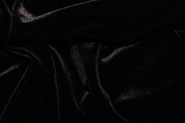 Katlı siyah kadife kumaş dokusu.