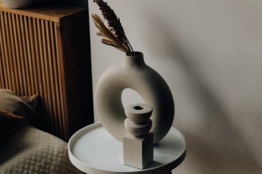 İçi sıcacık alçı dekorlu modern bir vazo..