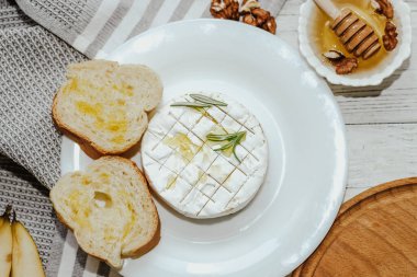 Masada zeytinyağı ve peynirli ekmek dilimleri var..