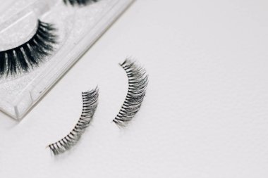 Beyaz arka planda sahte kirpikler..