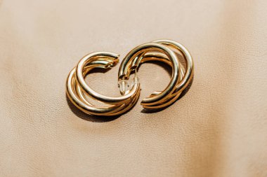 Kahverengi deri ceketin dokusunda süsleme, hakiki yumuşak deri..