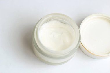 Işık arkaplanındaki kavanozda nemlendirici spf kremi