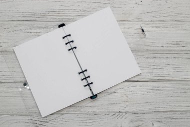 Yüzüklü defter, kareli kağıtlar, şeffaf kapak, çalışma konsepti.