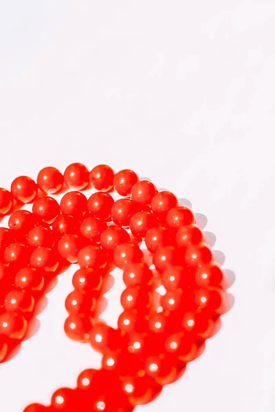 一条白色美学背景的红珠子项链 — 图库照片