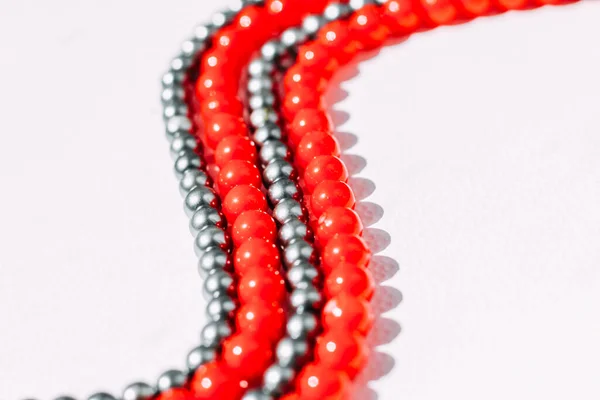 Collier Perles Rouges Grises Sur Fond Esthétique Blanc — Photo