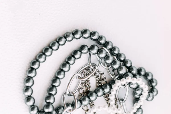 一条灰色珠子项链 装饰有白色美学背景的链子 — 图库照片