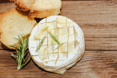 Masada zeytinyağı ve peynirli ekmek dilimleri var..