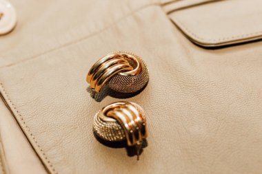 Kahverengi deri ceketin dokusunda süsleme, hakiki yumuşak deri..