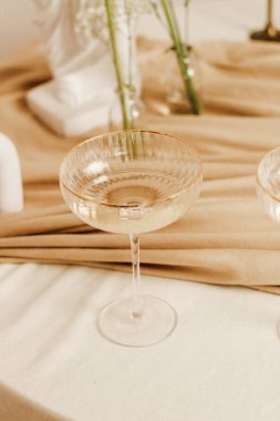 İç mekânda gözlük ve mumlarla süslü romantik bir masa.