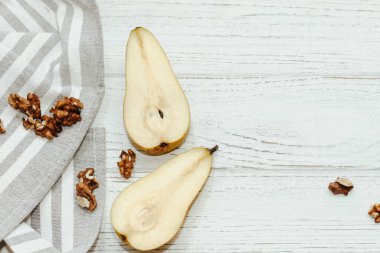 Mutfak masasında fındıklı olgun armut parçaları..