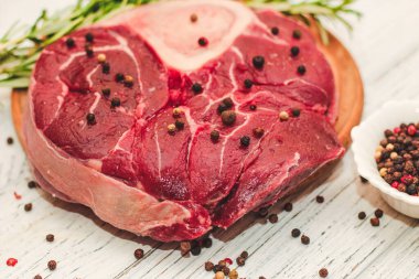 Taze et. Kemik ossobuco 'sunda büyük biftek. Biberiyeli..