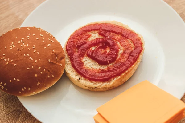Pães Hambúrguer Caseiros Com Ketchup Mentira Prato — Fotografia de Stock