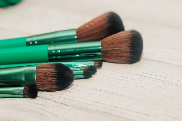 Cepillos Maquillaje Verdes Una Mesa Madera — Foto de Stock