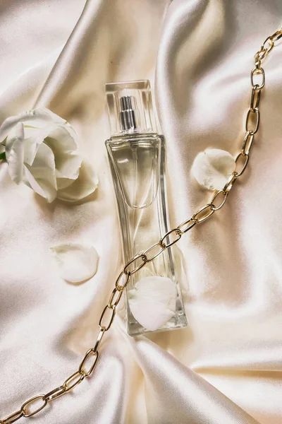 Skleněná Láhev Parfému Hedvábném Pozadí Zlatým Řetízkem — Stock fotografie