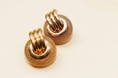 Hafif arkaplanda sarı metalden altın süsler..