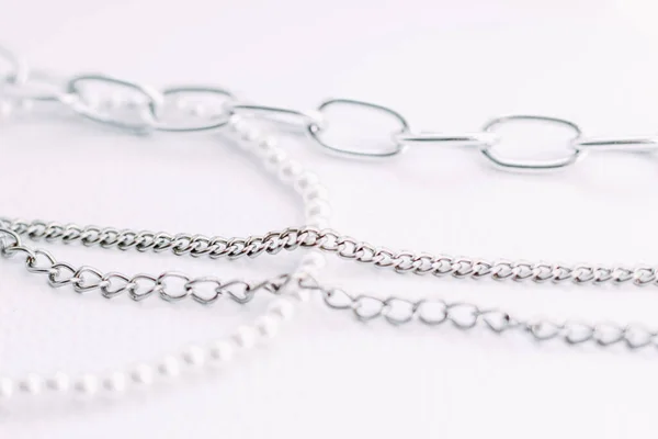 Collier Perles Blanches Avec Des Chaînes Bijoux Sur Fond Esthétique — Photo