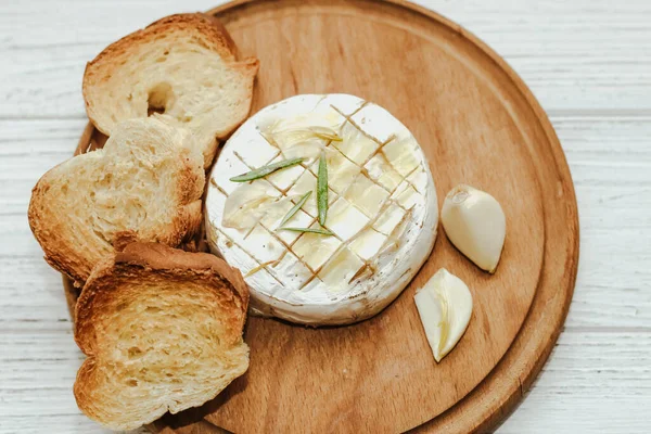 Baguete Branca Cortada Pedaços Com Azeite Queijo Camembert Mesa — Fotografia de Stock