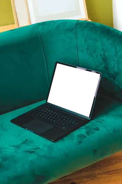Тонкий Ноутбук Рабочий Компьютер Стоит Стильном Зеленом Диване Интерьере — стоковое фото