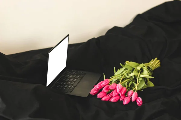 Букет Розовых Цветов Черном Стильном Белье Открытым Ноутбуком — стоковое фото