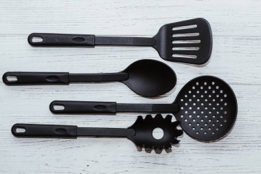 Mutfak aletleri, ahşap masadaki çoklayıcı için plastik.