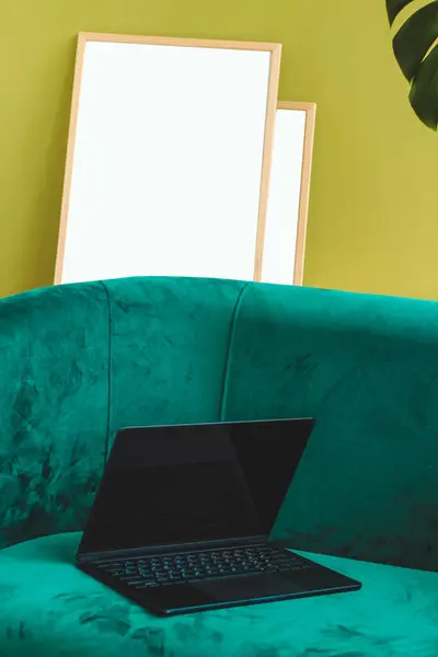 Тонкий Ноутбук Рабочий Компьютер Стоит Стильном Зеленом Диване Интерьере — стоковое фото