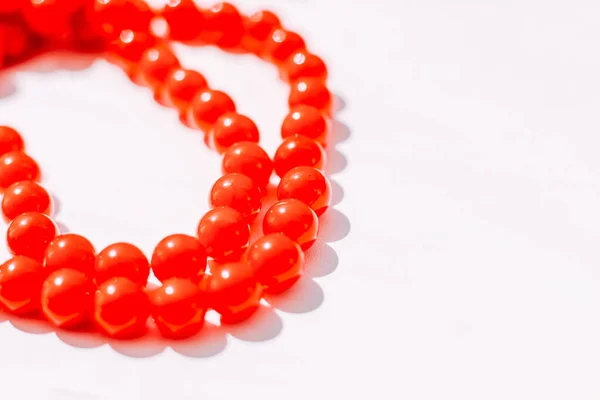 一条白色美学背景的红珠子项链 — 图库照片