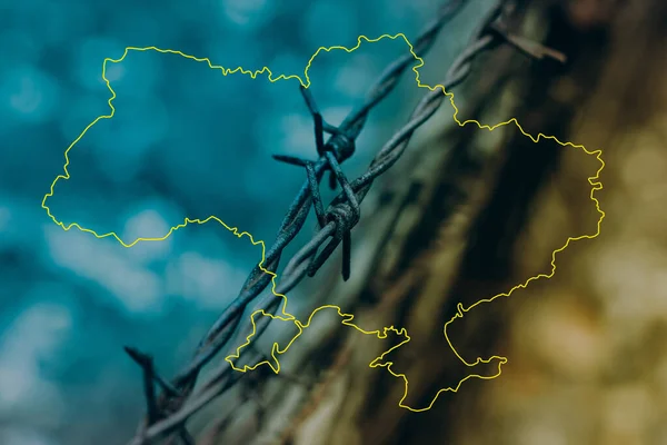 ウクライナの旗の青黄色の色で刑務所フェンシング 国の概要 — ストック写真