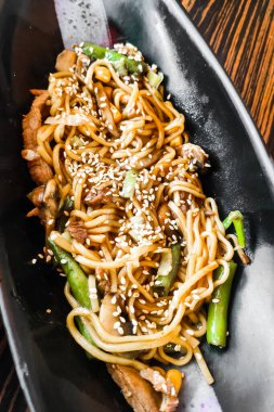 Susamlı Asya eriştesi ve yakın planda teriyaki..