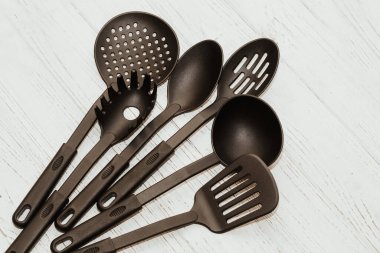 Mutfak aletleri, ahşap masadaki çoklayıcı için plastik.