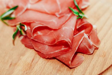 Tahta üzerinde kurutulmuş domuz jambonu jambonu parçaları..