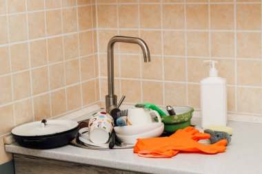 Bulaşık, bardak ve tabaklar lavaboda..