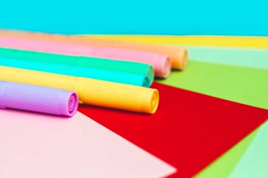 Renkli keçeli kalemler çizim için ve renkli kağıtlarla yaratıcılık için..