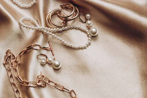Kvinnors Smycken Guld Kedja Trendiga Smycken Silke Bakgrund — Stockfoto