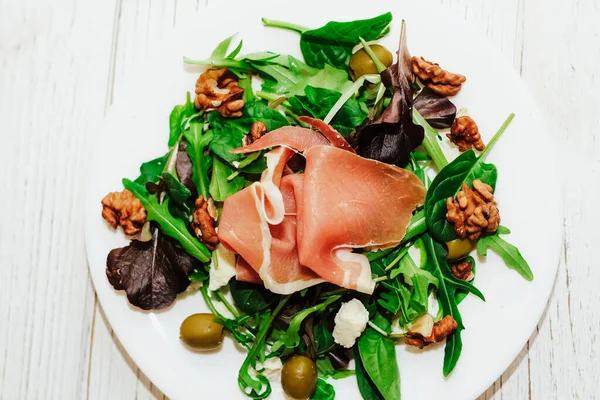 Otlu salata, roka, jambon, peynir, yeşil zeytin ve fındık..