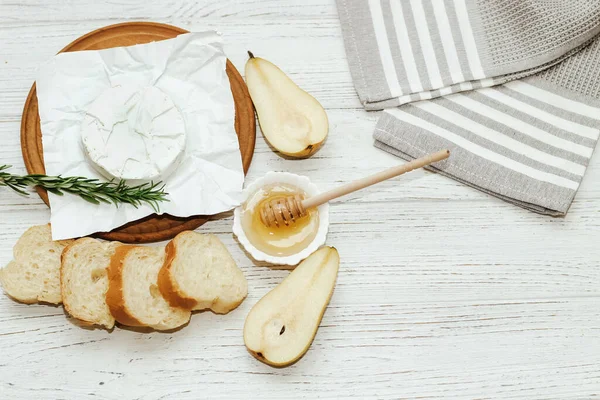 Peynirli armut ve balı biberiye filizi..