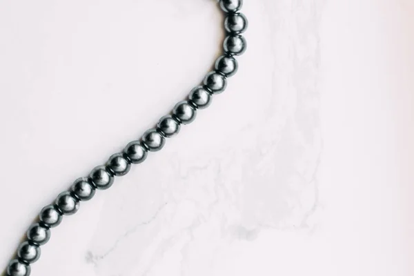 Collier Perles Grises Sur Fond Esthétique Blanc — Photo