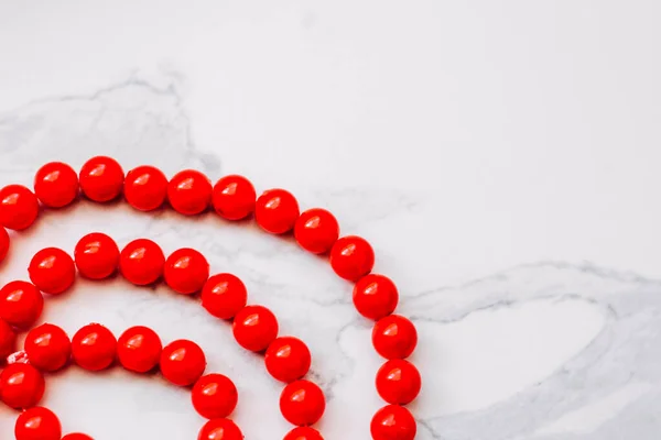 Ожерелье Красных Бусин Белом Эстетическом Фоне — стоковое фото