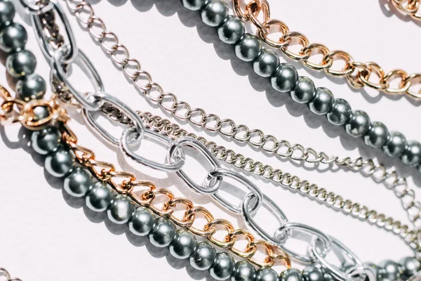 Collier Perles Grises Avec Des Décorations Chaîne Sur Fond Esthétique — Photo