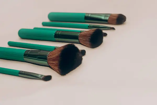 Huesos Verdes Para Maquillaje Sobre Fondo Claro — Foto de Stock