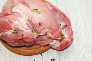 Taze et, büyük domuz jambonu ve biber..