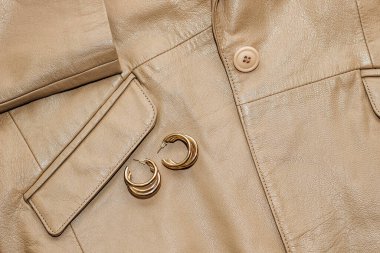 Kahverengi deri ceketin dokusunda süsleme, hakiki yumuşak deri..