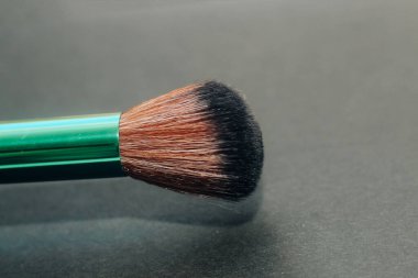 Koyu arkaplanda yeşil makyaj kemikleri..