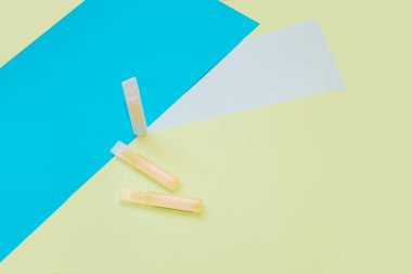 Mavi arka planda küçük şişedeki probiyotik ilaçları.