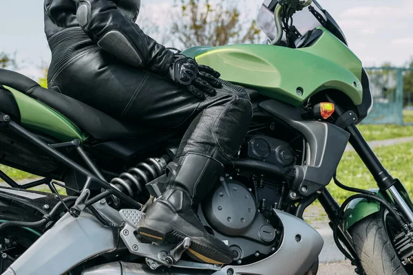 Ein Mädchen Sitzt Auf Einem Motorrad Schutzanzügen Sicherheitsausrüstung — Stockfoto